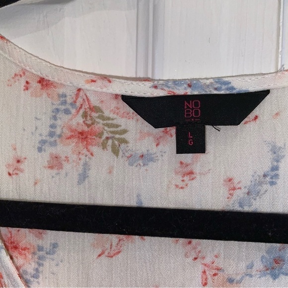 🖤 Floral Blouse with Ruched Front 🖤 - Picture 2 of 5